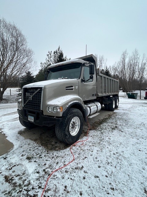 2002 VOLVO VHD - Image 7